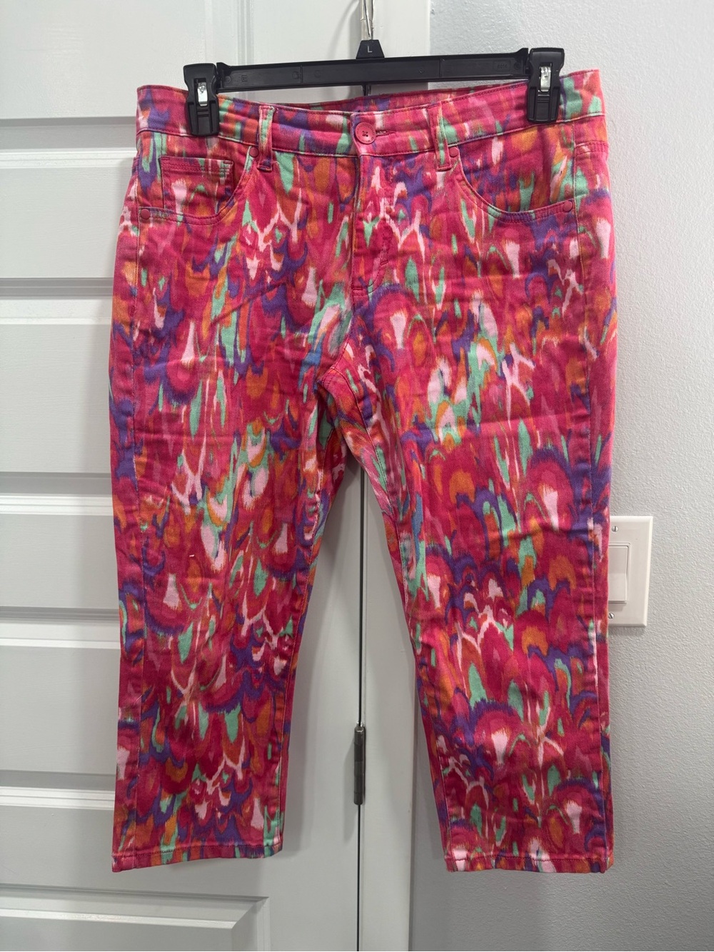 Bandolino Pink Multi-Color Patterned Capris